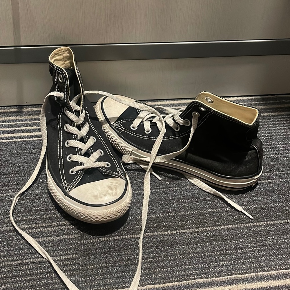 BLACK CONVERSE HIGHTOP SNEAKERS